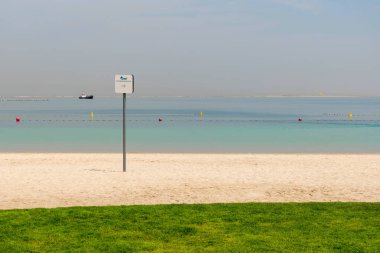 Dubai Adaları 'nda köpek dostu plaj temiz yeşil çimenler, evcil hayvan atık istasyonu ve modern altyapısı ile. Evcil hayvan ve sahibinin deniz kenarında dinlenmesi için huzurlu bir yer.
