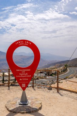 Ras Al Khaimah, UA- 23 Mart 2025: En çok ziyaret edilen nokta Jebel Jais manzaralı dağ manzarası. Nefes kesen kayalık tepeler, dolambaçlı yollar, yürüyüş, kamp, halatla kayma maceraları için popüler turistik yerler.