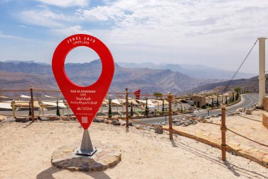 Ras Al Khaimah, UA- 23 Mart 2025: En çok ziyaret edilen nokta Jebel Jais manzaralı dağ manzarası. Nefes kesen kayalık tepeler, dolambaçlı yollar, yürüyüş, kamp, halatla kayma maceraları için popüler turistik yerler.
