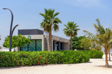 Dubai, BAE, 27 Nisan 2025: Dubai Adası plajındaki Starbucks kafe, turistlerin kahve, yürüyüş ve plaj manzarasından hoşlandıkları yer. Bu plaj yeri Dubai sahilindeki mücevherleri keşfeden plaj aşıkları için mükemmel.