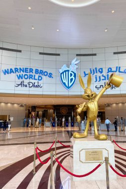 Abu Dabi, BAE - 11 Mayıs 2025. Warner Bros. World Yas Adası 'nda çocuk oyuncakları ve oyunlarla dolu renkli bir park. Canlı aile dostu bölge her yaş için heyecan verici ve unutulmaz anlar sunuyor.