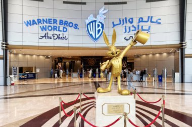Abu Dabi, BAE - 11 Mayıs 2025. Warner Bros. World Yas Adası 'nda çocuk oyuncakları ve oyunlarla dolu renkli bir park. Canlı aile dostu bölge her yaş için heyecan verici ve unutulmaz anlar sunuyor.