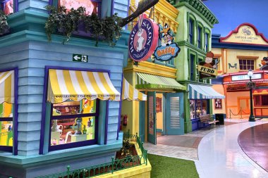 Abu Dabi, BAE - 11 Mayıs 2025. Warner Bros. World Yas Adası 'nda çocuk oyuncakları ve oyunlarla dolu renkli bir park. Canlı aile dostu bölge her yaş için heyecan verici ve unutulmaz anlar sunuyor.