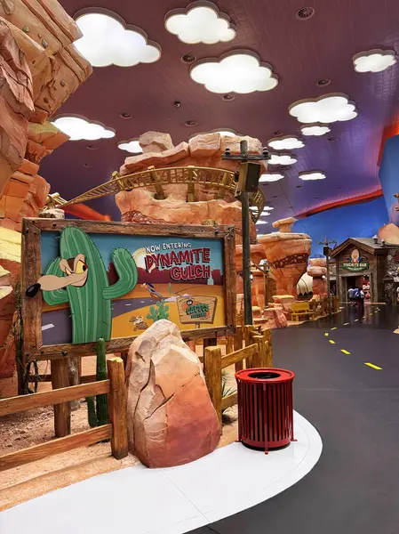 Abu Dabi, BAE - 11 Mayıs 2025. Warner Bros. World Yas Adası 'nda çocuk oyuncakları ve oyunlarla dolu renkli bir park. Canlı aile dostu bölge her yaş için heyecan verici ve unutulmaz anlar sunuyor.