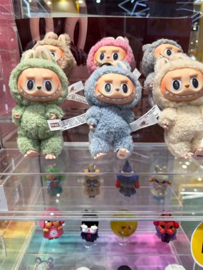 Dubai, BAE - 18 Mayıs 2025: Pop Mart 'ın The Monsters' ından Labubu pelüş oyuncakları tasarım oyuncakları mağazasında satıldı. Popüler koleksiyon figürleri TikTok, bobinler, şortlar ve hediye rehberlerinde görülüyor.