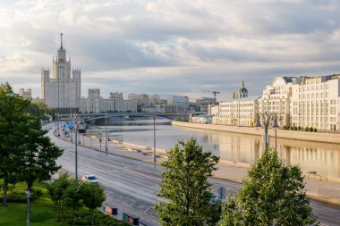 Moskova 'da sakin bir sabah, Moskova Nehri boyunca uzanan boş bir yol ve sakin ve sinematik bir şehir atmosferi yaratan ikonik gökdelen. 10 Temmuz 2024, Moskova, Rusya