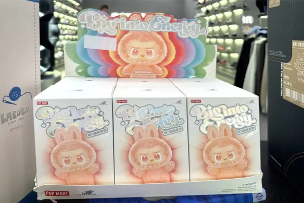 Dubai, BAE - 18 Mayıs 2025: Pop Mart 'ın 