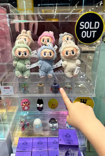 Dubai, BAE - 18 Mayıs 2025: Pop Mart 'ın The Monsters' ından Labubu pelüş oyuncakları tasarım oyuncakları mağazasında satıldı. Popüler koleksiyon figürleri TikTok, bobinler, şortlar ve hediye rehberlerinde görülüyor.