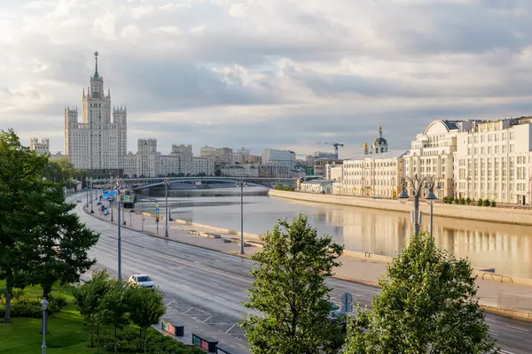 Moskova 'da sakin bir sabah, Moskova Nehri boyunca uzanan boş bir yol ve sakin ve sinematik bir şehir atmosferi yaratan ikonik gökdelen. 10 Temmuz 2024, Moskova, Rusya
