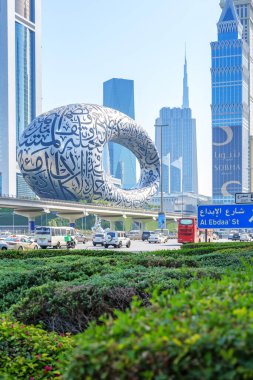 11 Şubat 2025, Dubai, BAE: Şeyh Zayed Rd, Geleceğin Müzesi ve Dubai gökdelenlerinin görüntüsü. Modern mimari, kentsel yeşillik, ikonik gökyüzü, dinamik şehrin kalbinde akan trafik.