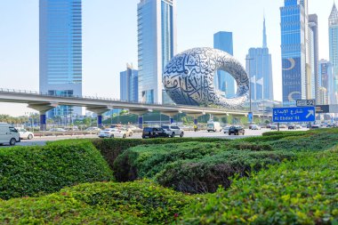 11 Şubat 2025, Dubai, BAE: Şeyh Zayed Rd, Geleceğin Müzesi ve Dubai gökdelenlerinin görüntüsü. Modern mimari, kentsel yeşillik, ikonik gökyüzü, dinamik şehrin kalbinde akan trafik.
