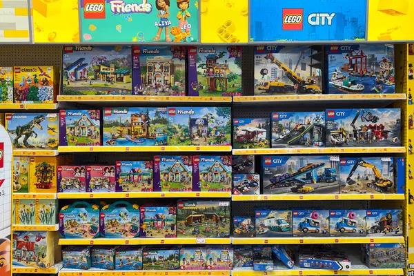18 Şubat 2025, Dubai, BAE. Bir perakende mağazasında çeşitli LEGO Arkadaşları ve LEGO inşaat oyuncakları setleriyle dolu renkli raflar. Çocuklar, erkekler ve kızlar için popüler hediye oyuncakları