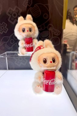 Dubai, BAE - 25 Mayıs 2025: The Monsters Coca Cola Serisi 'nden Pop Mart' ın Labubu pelüş oyuncakları tasarımcı oyuncak mağazasında sergileniyor. Popüler koleksiyon figürleri TikTok, bobinler, şortlar ve hediye rehberlerinde görülüyor.