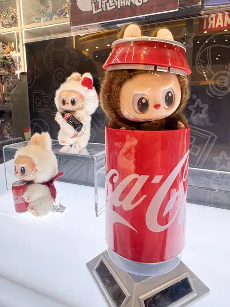 Dubai, BAE - 25 Mayıs 2025: The Monsters Coca Cola Serisi 'nden Pop Mart' ın Labubu pelüş oyuncakları tasarımcı oyuncak mağazasında sergileniyor. Popüler koleksiyon figürleri TikTok, bobinler, şortlar ve hediye rehberlerinde görülüyor.