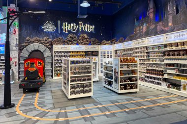 18 Mayıs 2025, Dubai, BAE: Harry Potter temalı bölüm Dubai 'deki Hamley oyuncakçısının içinde, peluş oyuncaklar, koleksiyonlar ve sihirbaz dekoruyla dolu. Hayranlar için büyülü perakende deneyimi