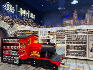 18 Mayıs 2025, Dubai, BAE: Harry Potter temalı bölüm Dubai 'deki Hamley oyuncakçısının içinde, peluş oyuncaklar, koleksiyonlar ve sihirbaz dekoruyla dolu. Hayranlar için büyülü perakende deneyimi