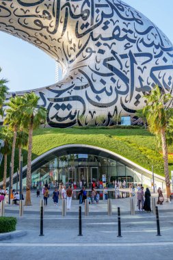 11 Şubat 2025, Dubai, BAE. Dubai 'nin en ikonik simgelerinden biri olan Geleceğin Müzesi' ne giriş. Popüler turizm merkezi fütüristik tasarımı ve ilgi çekici sergileriyle tanınıyor