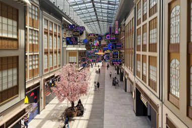 25 Mayıs 2025, Dubai, BAE. Dubai AVM içindeki Çin Mahallesi 'nde geleneksel Asya mimarisi, kırmızı fenerler ve kültürel dekor yer almaktadır. Turistlerin keşfetmesi, yemek yemesi ve fotoğraf çekmesi için popüler bir yer.