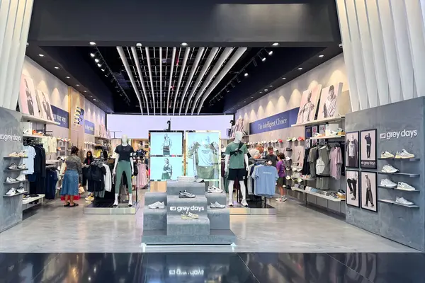 25 Mayıs 2025, Dubai, BAE. Dubai AVM 'deki Yeni Denge Mağazası modern perakende seti için geniş bir yelpazede marka spor ayakkabısı, giysi ve aksesuar sunuyor. Spor ayakkabı severler ve turistler için popüler bir yer