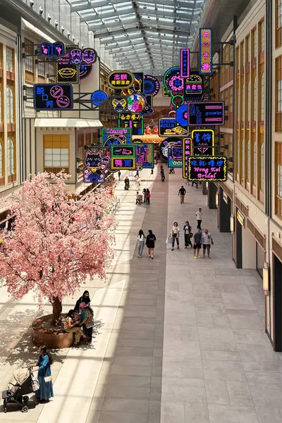 25 Mayıs 2025, Dubai, BAE. Dubai AVM içindeki Çin Mahallesi 'nde geleneksel Asya mimarisi, kırmızı fenerler ve kültürel dekor yer almaktadır. Turistlerin keşfetmesi, yemek yemesi ve fotoğraf çekmesi için popüler bir yer.