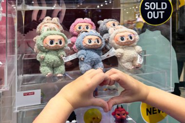 Dubai, BAE - 18 Mayıs 2025: Pop Mart 'ın The Monsters' ından Labubu pelüş oyuncakları tasarım oyuncakları mağazasında satıldı. Popüler koleksiyon figürleri TikTok, bobinler, şortlar ve hediye rehberlerinde görülüyor.