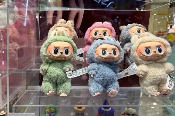 Dubai, BAE - 18 Mayıs 2025: Pop Mart 'ın The Monsters' ından Labubu pelüş oyuncakları tasarım oyuncakları mağazasında satıldı. Popüler koleksiyon figürleri TikTok, bobinler, şortlar ve hediye rehberlerinde görülüyor.