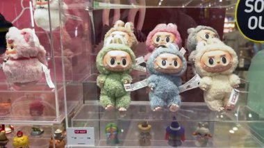 Dubai, BAE - 18 Mayıs 2025: Pop Mart 'ın The Monsters' ından Labubu pelüş oyuncakları tasarımcı oyuncakçıda sergileniyor. Popüler koleksiyon figürleri TikTok, bobinler, şortlar ve hediye rehberlerinde görülüyor.