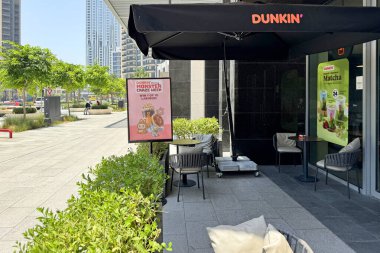 30 Mayıs 2025, Dubai, BAE. Canavar Çılgınlığı Haftası için Dunkin Donuts tanıtımı Labubu 'yu kazanma şansı ile - TikTok ve bobinlerde popüler olan The Monsters serisindeki trend oyuncaklar