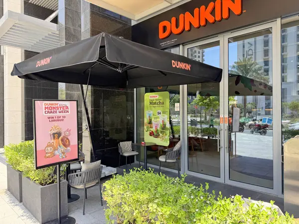 30 Mayıs 2025, Dubai, BAE. Canavar Çılgınlığı Haftası için Dunkin Donuts tanıtımı Labubu 'yu kazanma şansı ile - TikTok ve bobinlerde popüler olan The Monsters serisindeki trend oyuncaklar