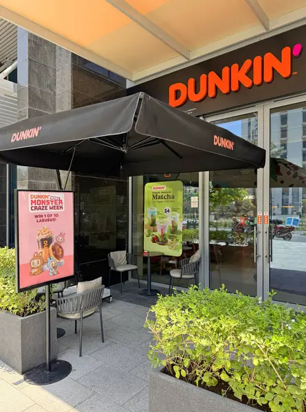 30 Mayıs 2025, Dubai, BAE. Canavar Çılgınlığı Haftası için Dunkin Donuts tanıtımı Labubu 'yu kazanma şansı ile - TikTok ve bobinlerde popüler olan The Monsters serisindeki trend oyuncaklar