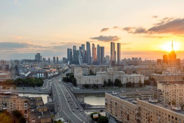 Rusya 'da modern mimari, kültür mirası, dinamik büyüme ve gelişen altyapıya sahip Moskova' da tarihi binaların üzerinde yükselen gökdelenler var. 10 Temmuz 2024, Moskova, Rusya