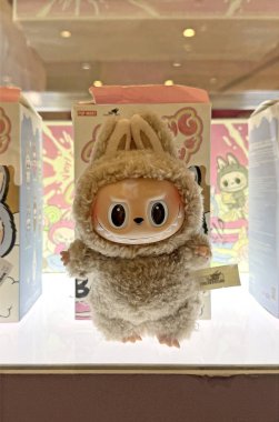 31 Mayıs 2025, Dubai, BAE. Labubu alışveriş merkezinin vitrininde Canavar serisinden oyuncaklar sergiliyor. TikTok, bobinler, şortlar ve hediye rehberlerinde görülen moda koleksiyon oyuncakları