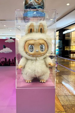 31 Mayıs 2025, Dubai, BAE. The Monsters serisinden MadKidz Labubu pelüş bir alışveriş merkezinde sergilendi. TikTok, bobinler, şortlar ve hediye rehberlerinde görülen moda koleksiyon oyuncakları