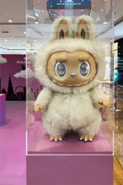 31 Mayıs 2025, Dubai, BAE. The Monsters serisinden MadKidz Labubu pelüş bir alışveriş merkezinde sergilendi. TikTok, bobinler, şortlar ve hediye rehberlerinde görülen moda koleksiyon oyuncakları