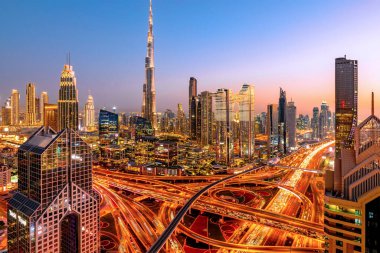 Dubai, BAE, 11 Şubat 2025. Gün batımında Dubai şehir merkezi ve modern gökdelenlerle Sheikh Zayed Yolu 'nun çarpıcı hava manzarası. Yoğun trafik ve şehir ışıkları, Dubai şehir manzarası ve mimarisi