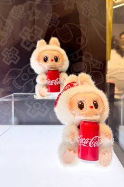 Dubai, BAE - 25 Mayıs 2025: The Monsters Coca Cola Serisi 'nden Pop Mart' ın Labubu pelüş oyuncakları tasarımcı oyuncak mağazasında sergileniyor. Popüler koleksiyon figürleri TikTok, bobinler, şortlar ve hediye rehberlerinde görülüyor.
