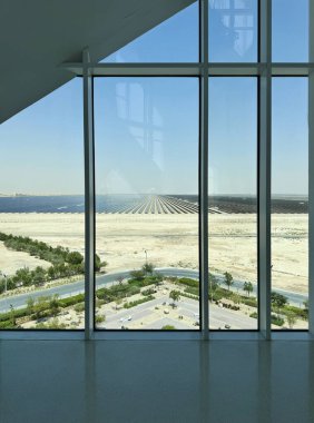 Muhammed Bin Rashid Al Maktoum Güneş Parkı 'nın Yenilik Merkezi' nin penceresinden güneş paneli alanlarına bakın. 11 Mayıs 2024, Dubai, BAE. Yüksek kalite fotoğraf