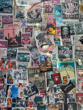 Dubai, Birleşik Arap Emirlikleri - 2 Mart 2024: Birleşik Arap Emirlikleri otoyolundaki Last Exit yemek kamyonları parkında antika posterlerle kaplı duvar. Yüksek kalite fotoğraf