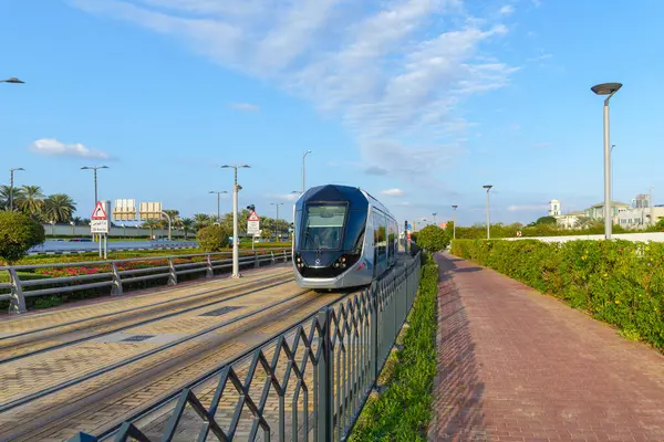 Dubai, BAE. 8 Ocak 2023: Dubai 'de modern tramvay, Birleşik Arap Emirlikleri. Yüksek kalite fotoğraf