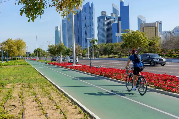 Abu Dabi, BAE 'nin gökdelenlerine bakan bisiklet yolu. Abu Dabi Corniche Parkı. Yüksek kalite fotoğraf
