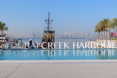 Dubai şehir merkezi manzarası Dubai Creek Kanalı 'ndan, ünlü turist mekanı. Yüksek kalite fotoğraf