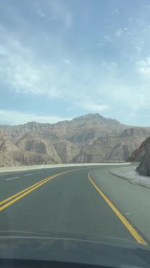 Ras Al Khaimah 'daki dağ yolu, Birleşik Arap Emirlikleri, kayalık manzaralı ve berrak gökyüzü