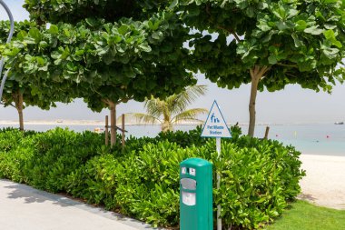 Dubai Adaları 'nda köpek dostu plaj temiz yeşil çimenler, evcil hayvan atık istasyonu ve modern altyapısı ile. Evcil hayvan ve sahibinin deniz kenarında dinlenmesi için huzurlu bir yer.