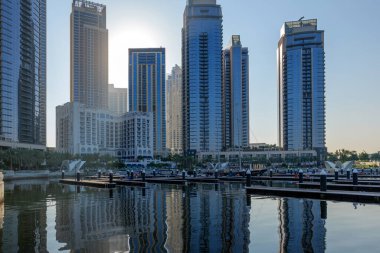 Dubai Creek Limanı şehir merkezi meskun gökdelenler, liman ve otel