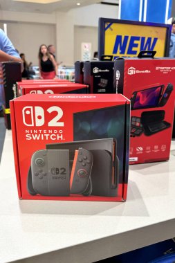 Dubai BAE, 6 Haziran 2025. Yepyeni Nintendo Anahtarı 2 oyun konsolu resmi yayın gününde elektronik mağazasında sergilenecek. Raftaki diğer birimler arasında yerleştirilen en son modelin kutusu
