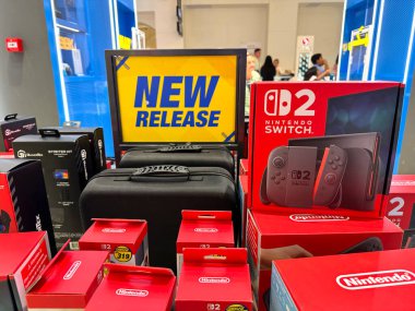 Dubai BAE, 6 Haziran 2025. Yepyeni Nintendo Anahtarı 2 oyun konsolu resmi yayın gününde elektronik mağazasında sergilenecek. Raftaki diğer birimler arasında yerleştirilen en son modelin kutusu