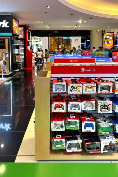 Dubai, BAE, 6 Haziran 2025. Nintendo 'nun popüler oyunları ve son sürümleri elektronik mağazasındaki bir mağazada sergileniyor. Oyuncular için ideal sahne yeni başlıkları ve konsol koleksiyonlarını izlemek