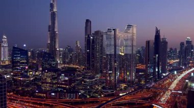 Dubai, BAE, 11 Şubat 2025. Dubai şehir merkezi ve modern gökdelenlerle Sheikh Zayed Yolu 'nun çarpıcı hava manzarası. Yoğun trafik ve şehir ışıkları, Dubai şehir manzarası ve mimarisi