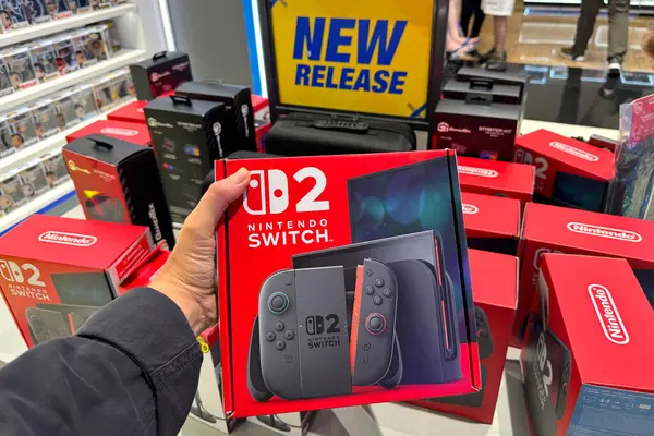 Dubai BAE, 6 Haziran 2025. Yepyeni Nintendo Anahtarı 2 oyun konsolu çıkış gününde sergilendi. Elektronik mağazasında müşteri tarafından tutulan son model kutunun yakın plan görüntüsü