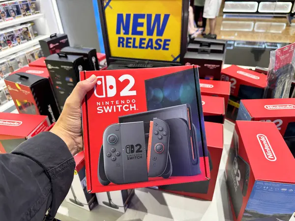 Dubai, BAE, 6 Haziran 2025. Yeni Nintendo Anahtarı 2 oyun konsolunun kutusunu piyasaya sürdüğü gün bir elektronik mağazasında tutan bir müşterinin yakın çekimi. Görünürdeki son model paketleme